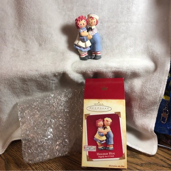 Hallmark Raggedy Ann and Andy Holiday Hug ornament 2004 - Picture 1 of 6